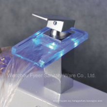 Grifo de lavabo del mezclador de LED del grifo de agua del color del poder del uno mismo 3 (QH0818FP)